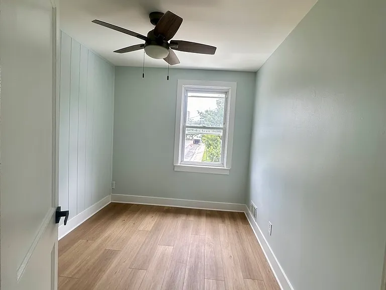 Small Bedroom (Aprox 10x10)
