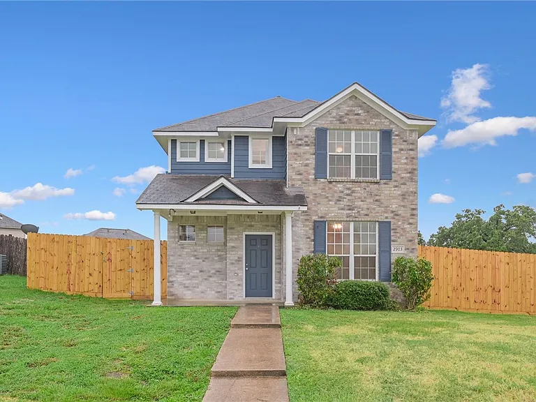 2903 McLaren Dr — Photo 1