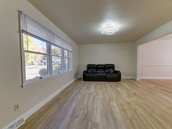 5th image of 13 Cloverfield Dr