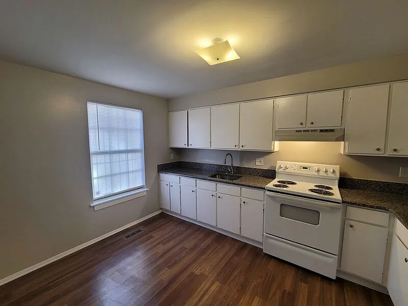 3 bed, 1.5 bath, 1152 sqft, $1,800 — Photo 3