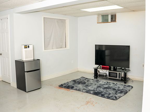 5th image of 1139 15th St E #B
