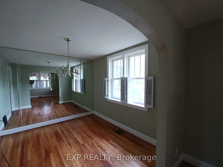 162 Woodroffe Ave — Photo 5