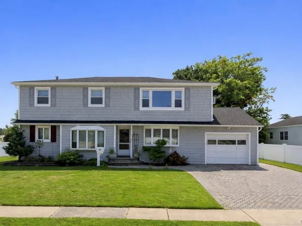 30 Poplar Avenue, Farmingdale, NY 11735