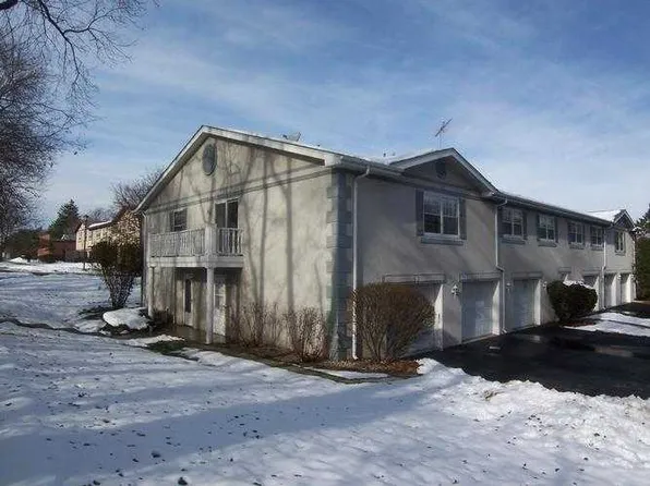 1010 Greenwood Cir, Woodstock, IL 60098