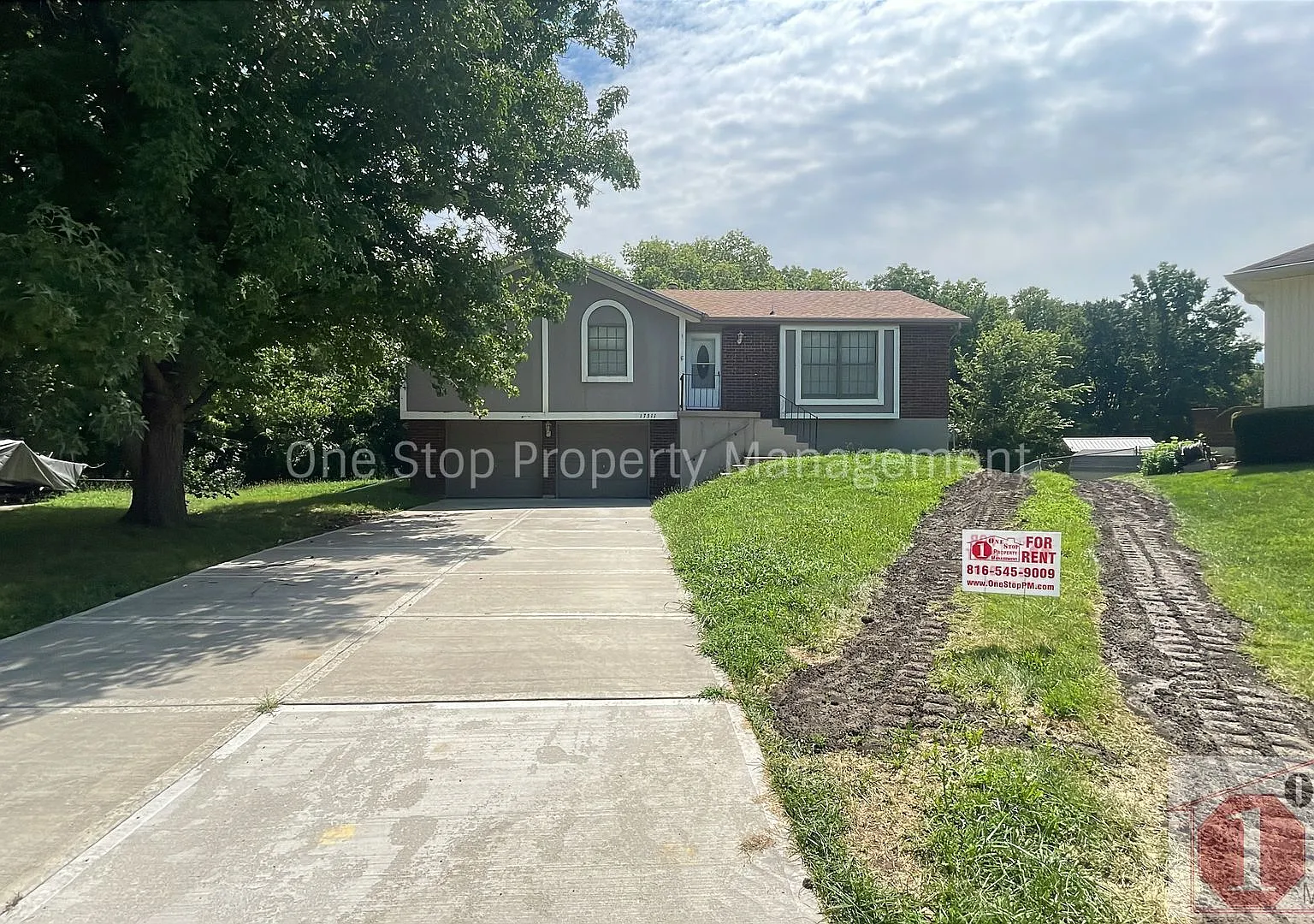 New Price! 3 Bedroom, 2.5 Bathroom with 2 Car Garage in Independence, Missouri — Photo 1