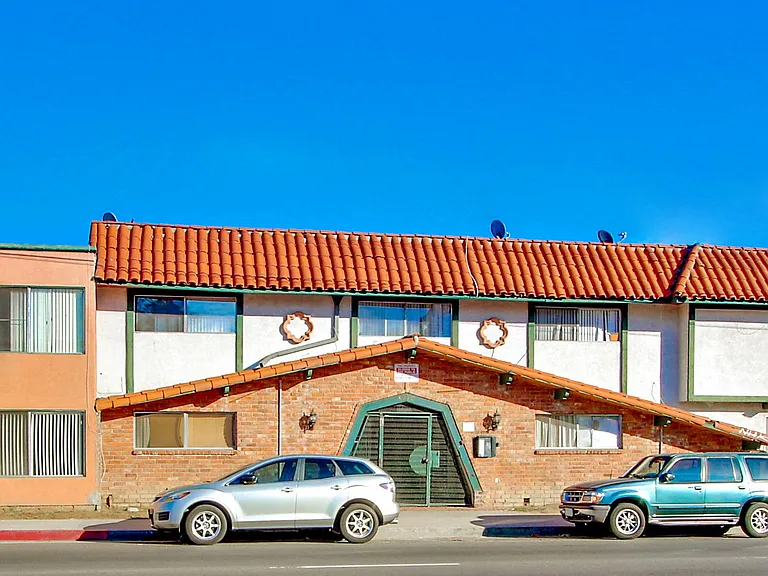 Sepulveda Landmark — Photo 54