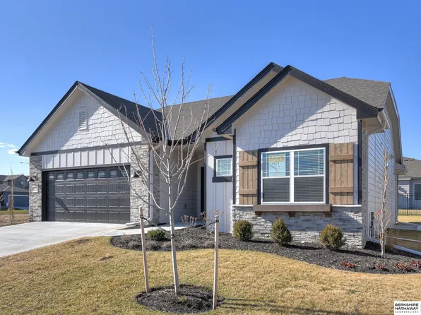 9724 S 103rd St, Papillion, NE 68046