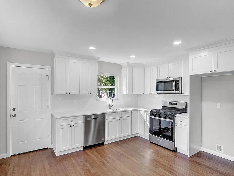 360 44th St — Photo 5