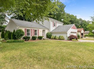 2471 Lamplighter Dr, Jenison, MI 49428