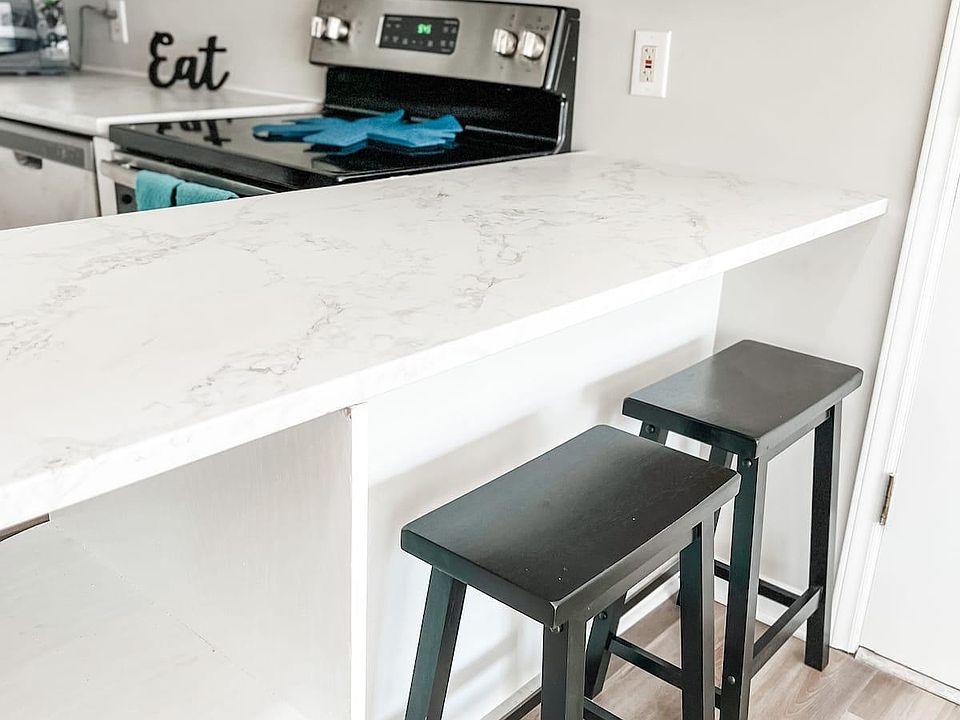 Full Kitchen with bar area and two bar stools