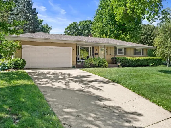 901 E Roberta AVENUE, Waukesha, WI 53186