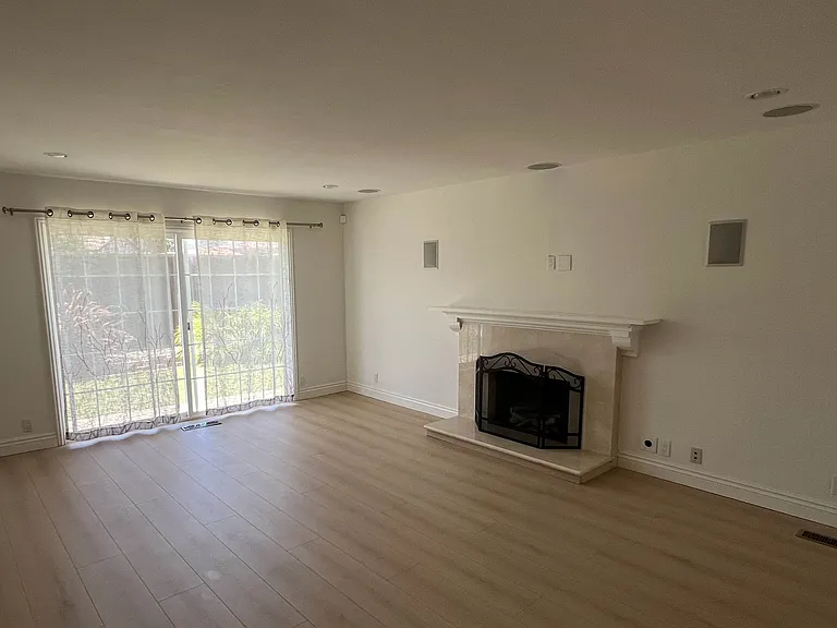 2119 Surrey Pl — Photo 5