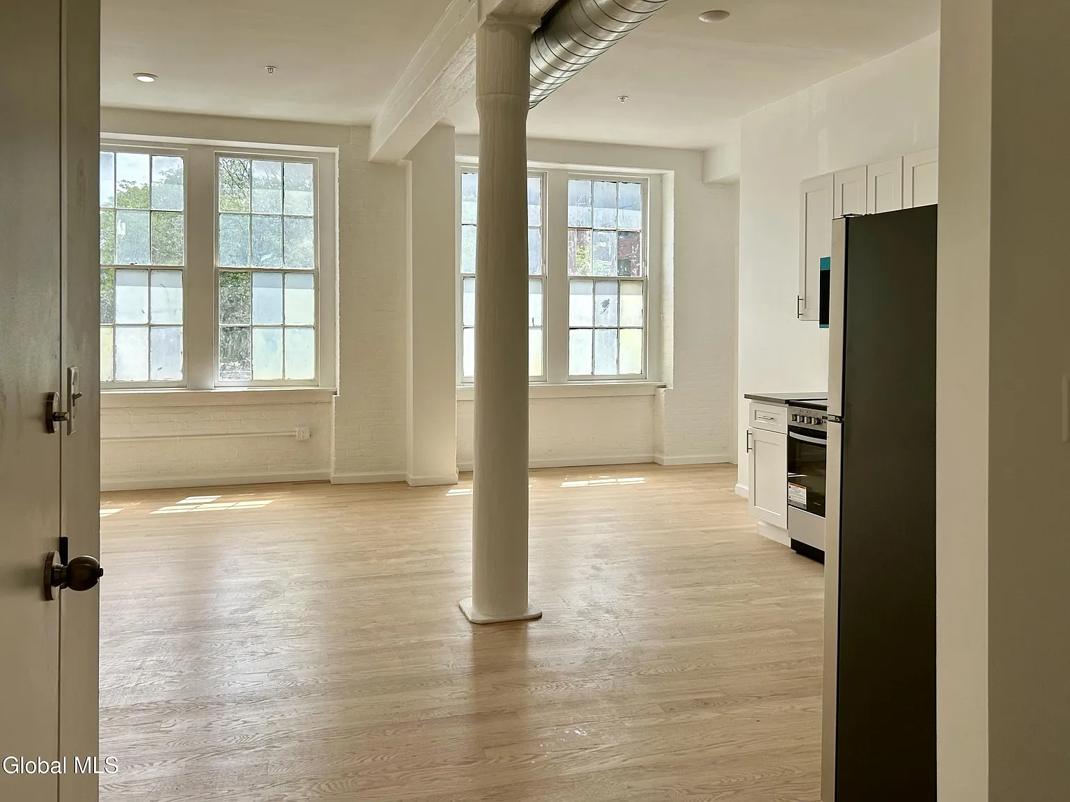 2 bed, 850 sqft, $2,100 — Photo 2