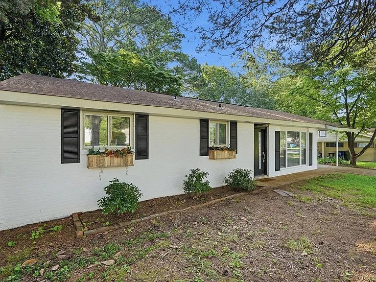 308 Harolds Dr NW — Photo 3