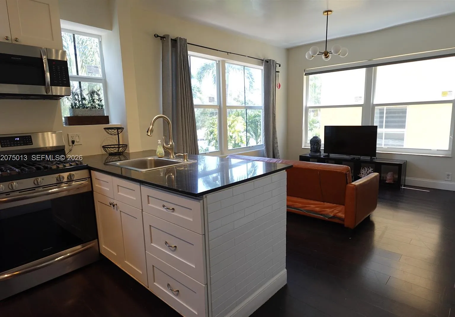Windsor Plaza Condo — Photo 4