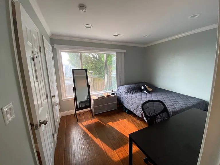 707 Plymouth Ave — Photo 6