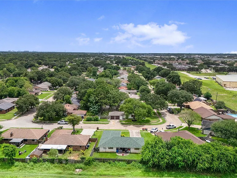 3208 Woodstone Dr — Photo 41