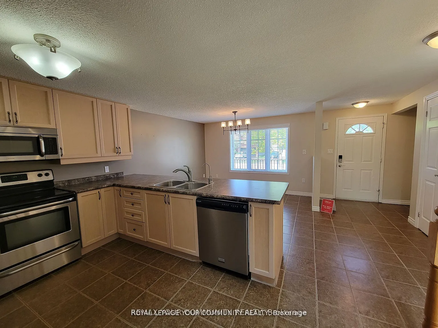 3 bed, $2,745 — Photo 4