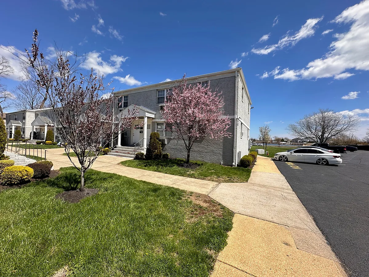 Building Photo - 582 Patten Ave #2