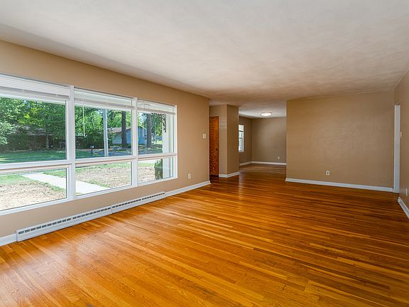 5th image of 208 S Pine Ln