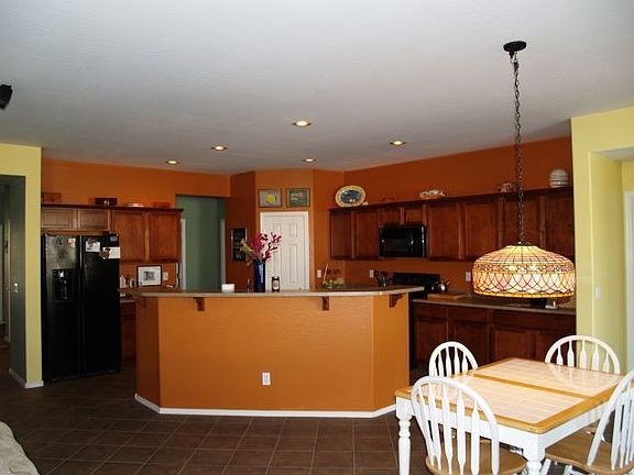 Kitchen w/ Breakfast Bar 