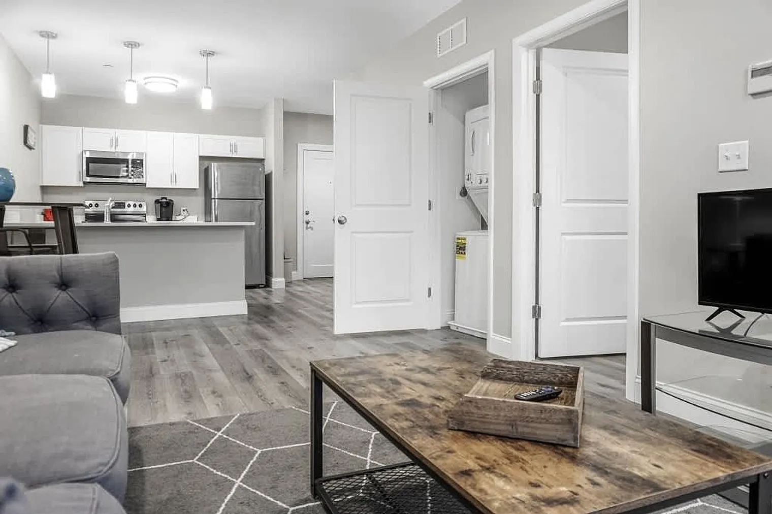 1 bed, 1.0 bath, 678 sqft, $3,994 — Photo 3