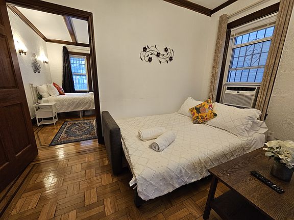 4th image of 3618 Crescent St #1