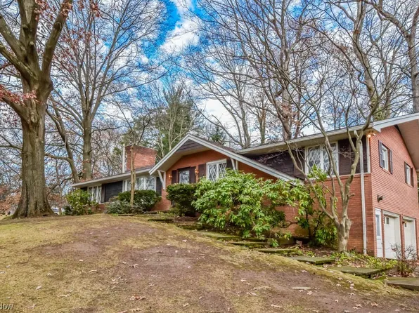 5805 Woodhill Dr NW, Canton, OH 44718