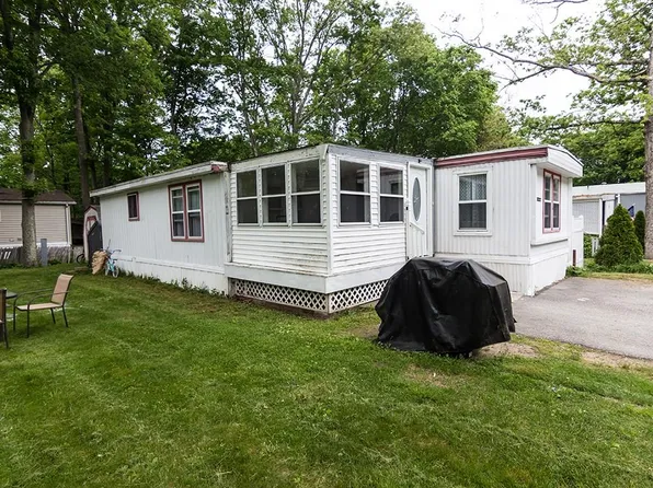 18 Hillside Dr, Burrillville, RI 02839