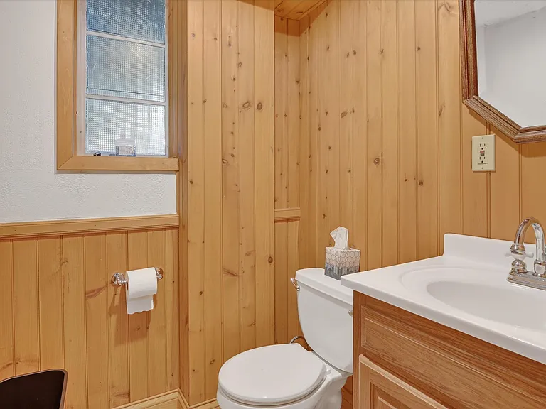 462 Greenhurst Dr — Photo 4