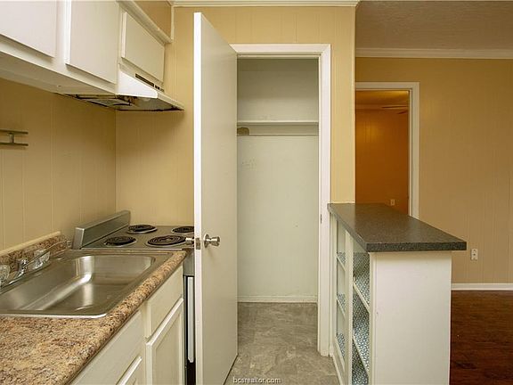 3rd image of 1402 Holleman Dr APT 208