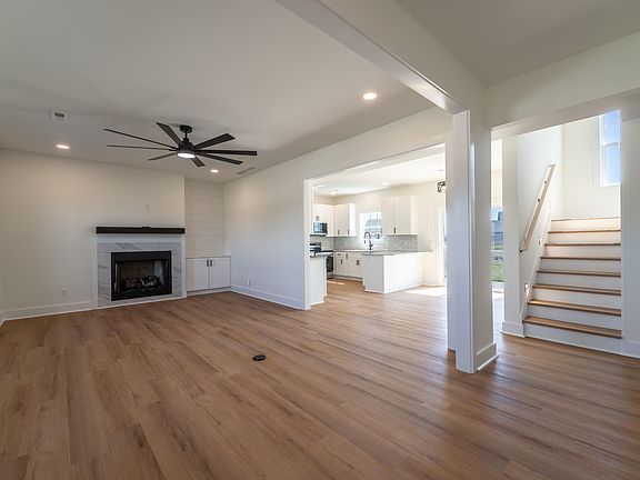 3rd image of 627 Comanche Dr