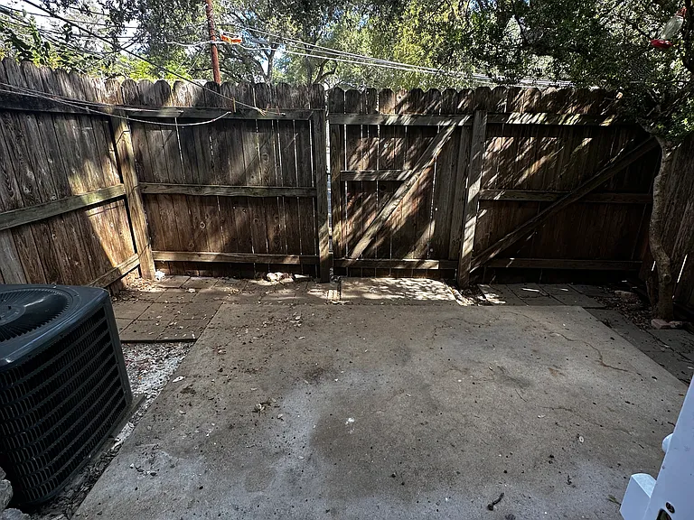 Craddock Ave — Photo 15
