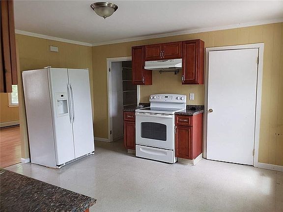 3rd image of 113 Earl St