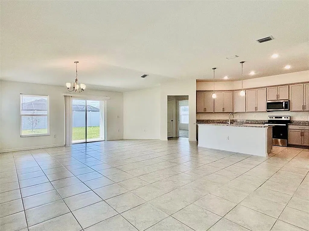 4 bed, 2.0 bath, 1983 sqft, $2,200 — Photo 3
