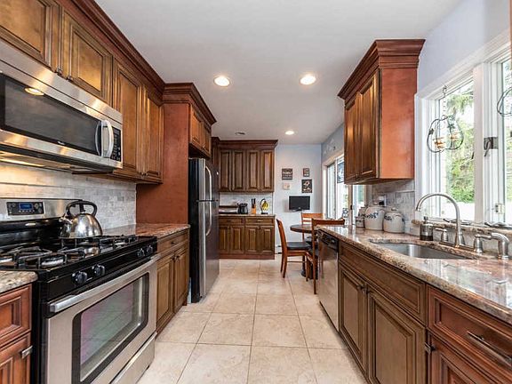3rd image of 624 Lakeview Ave