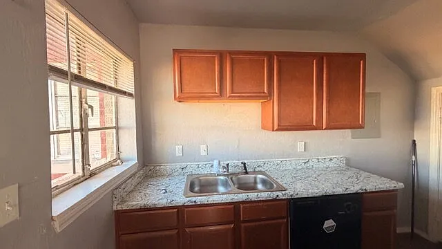 1931 NE 25th St #10 — Photo 9