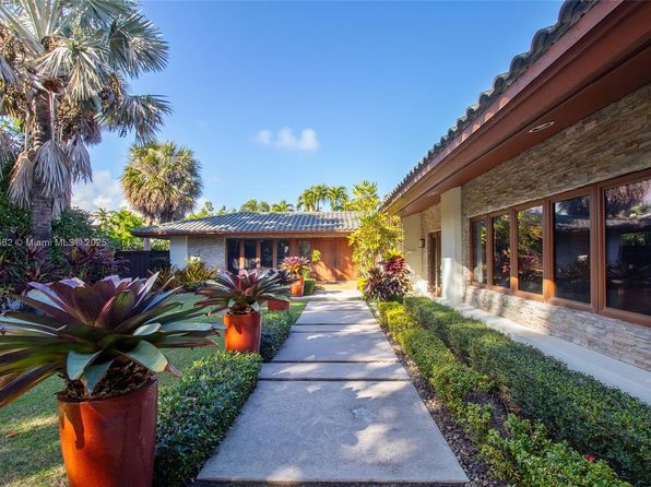 2425 Barcelona Dr