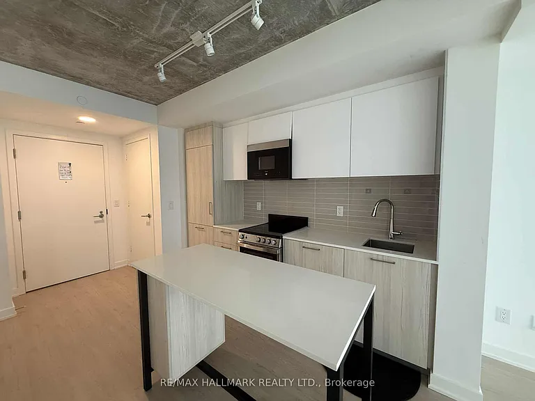 65 Mutual St #908 — Photo 4