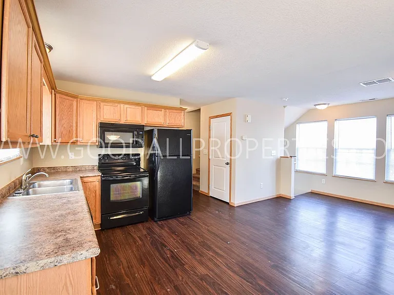 15211 Greenbelt Dr — Photo 2