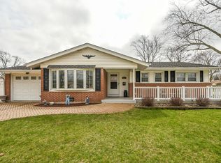 501 Pinewood Dr, Elk Grove Village, IL 60007