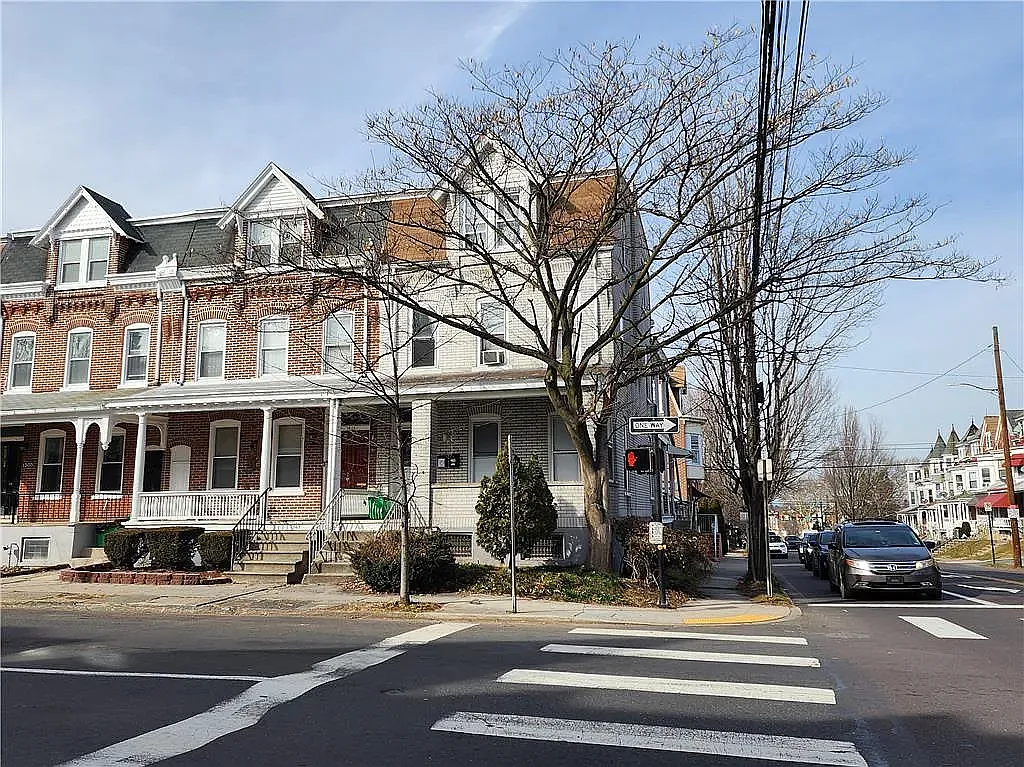 4 bed, 1.5 bath, 2280 sqft, $2,300 — Photo 2