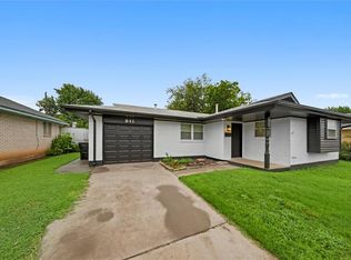 841 NW 8th St, Moore, OK 73160