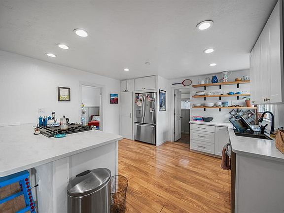 4th image of 230 E 6th Avenue
