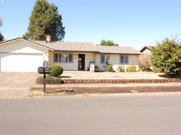 2252 Rose Blossom Dr, Springfield, OR 97477