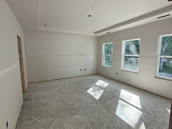 5th image of 2033 Meadowood Ln.