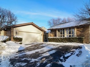 12 Briarwood S, Oak Brook, IL