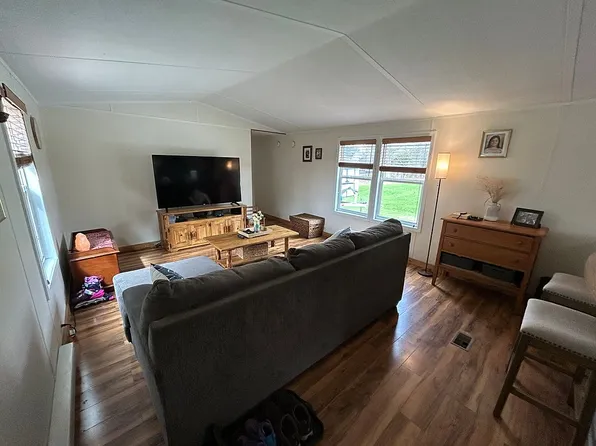 26 1st St, Tupper Lake, NY 12986