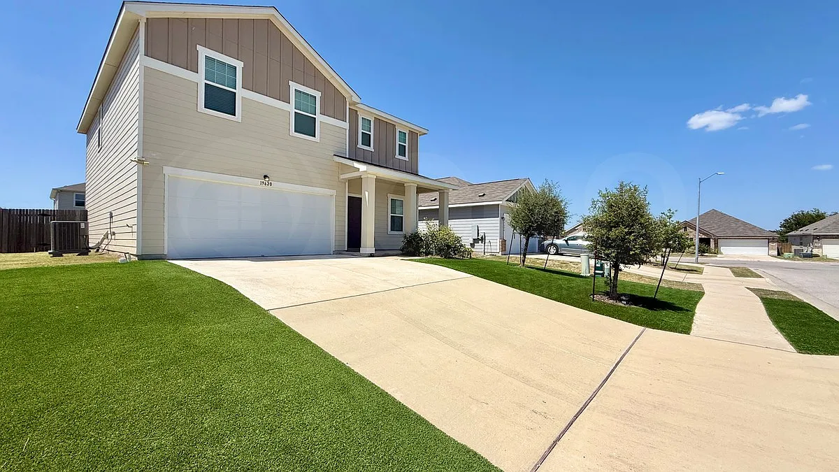 4 bed, 2.5 bath, 2338 sqft, $2,325 — Photo 4