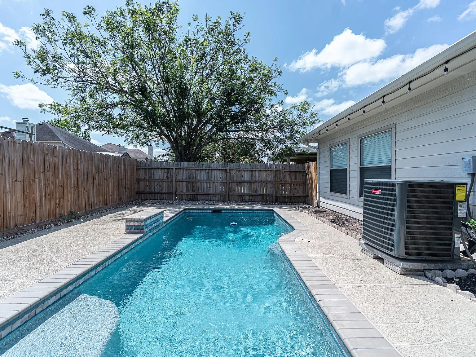 4 bed, 2.0 bath, 2303 sqft, $2,400 — Photo 1